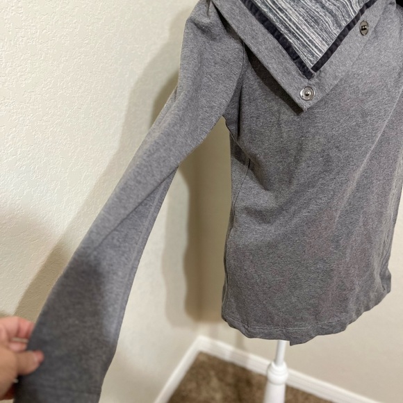 ❄️ ⛄️ Lululemon Savasana Wrap Charcoal Grey Strata Stripe Lined Sz 4 Thumbholes - Picture 8 of 9